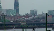 Ausfahrt aus Hamburg vor der Kulisse der Speicherstadt.