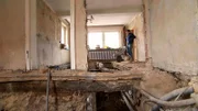 Aus dem Ruhrpott raus aufs Land: Leonard Gehre hat sich einen Bauernhof im nordhessischen Alraft gekauft und renoviert alles selber. Dafür gibt er seinen Job auf. Für Leonard wie auch für seine Familie eine kräftezehrende Zeit.