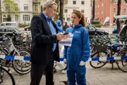Arthur Bauer (Gerd Silberbauer, l.) und Toni Bischoff (Amanda da Gloria, r.) am Tatort.