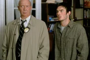 In einem reichen Wohnungsviertel werden zwei Männer und zwei Frauen erschossen. Captain Donald Cragen (Dann Florek, l.) ermittelt persönlich in diesem Fall. Ist Charlie Baker (Ian Somerhalder) vielleicht der Mörder?