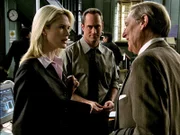 Alex' (Stephanie March, li.) ehemaliger Lehrer Barry Moredock (John Cullum, re.) übernimmt die Verteidigung ihres Angeklagten...