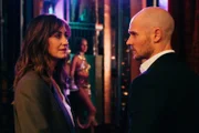 Antoine (Nicolas Gob) und Florence (Eléonore Bernheim) haben sich unter das Publikum gemischt und erwarten mit Vorfreude den Auftritt der Tänzerin. Doch nebenbei beschäftigt Antoine etwas, dass zwischen ihm und Florence steht.