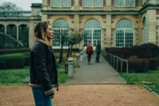 Sylia (Constance Labbé, l.) hat eine Location gefunden, in der sie und ihre Schwestern Alexia (Claire Romain, M.) und Tamara (Camille Lou, r.) sich in aller Ruhe mit dem gestohlenen Safe beschäftigen können.