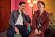 Flo (Anton Weil, l.) und Raúl (Nico Stank, r.) sind glücklich in der Co-Parenting-Gruppe.