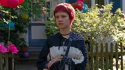 Elli (Lea Dindra) sieht fassungslos zu, wie ihr Vater sich mit dem Freund ihrer Mutter prügelt.