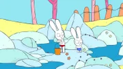 Simon (l.) und Franz (r.) sammeln Muscheln für ihre Sandburg. Doch dabei bemerkt Franz ein komisches Tier im Wasser.