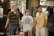 Alan (Jon Cryer, l.) ist mit seinem Bruder Charlie (Charlie Sheen, r.) und seinem Sohn Jake (Angus T. Jones, M.) in einem Coffeeshop.  Dort läuft ihm Cynthia über den Weg ...