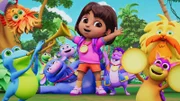 Isa (3.v.l.), Benny (4.v.l.), Boots (5.v.l.), Dora (m.), Tico (3.v.r.), Grumpy Old Troll (hinter, r.)