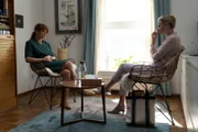 Psychotherapeutin Ina (Anne Ratte-Polle, l.) mit Klientin Chernikova (Jana Klinge, r.)