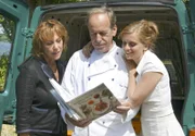 Astrid Wünsche (Gaby Dohm, li.) und ihre Tochter Claudia (Nina Weniger) sind voller Stolz auf die erste Buchveröffentlichung von Papa und Meisterkoch Uwe (Rüdiger Vogler).