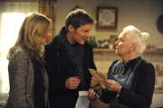 Ludwig zeigt Theres den Brief, den er im Wald gefunden hat. Von links: Caroline Ertl (Teresa Rizos), Ludwig (Martin Wenzl) und Theresa Brunner (Ursula Erber).