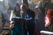 Antoine (Nicolas Gob) und Florence (Eléonore Bernheim) finden in einer unscheinbaren Abstellkammer einen entscheidenden Hinweis. Das rote Heft bringt Florence auf einen neuen Gedanken.