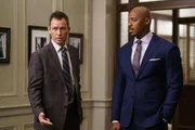 Det. Frank Cosgrove (Jeffrey Donovan) und Det. Jalen Shaw (Mehcad Brooks, r.)  +++ Die Verwendung des sendungsbezogenen Materials ist nur mit dem Hinweis und Verlinkung auf RTL+ gestattet.
