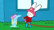 Feuerwehrmann Simon übt, wie man mit dem Wasserschlauch einen Brand löscht. Dafür müssen zur Not auch mal Papas Blumen herhalten.