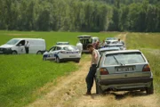 Die Hartnäckigkeit von Romain Sauvant (Soufiane Guerrab, Mitte, vorne) führte die Polizei zu einer verscharrten Leiche aus einem bislang ungelösten Fall.