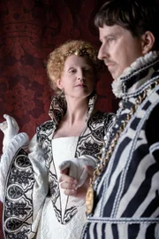 Diana von Poitiers (Ludivine Sagnier, l.); Heinrich (Lee Ingleby, r.)