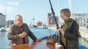 Reuter (Udo Kroschwald) hat Helene (Katharina Blaschke) für seine Zwecke eingespannt und sie dafür mit einem Abendessen gelockt. Das Ende vom Lied: Ein Fischbrötchen am Hafen. Ob da Helene Reuter noch einmal einen Gefallen tun wird?