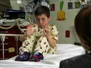 Tommy (Max Jansen Weinstein, li.) hat den Mord an seiner Mutter beobachtet. V^llig verst^rt wird das Kind ins Krankenhaus gebracht. Det. Benson versucht mit ihm zu reden...
