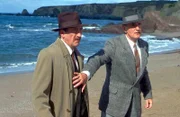 v.li.: Chief Inspector Japp (Phillip Jackson), Hastings (Hugh Fraser)
