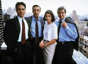 Detective Reynaldo "Rey" Curtis (Benjamin Bratt, li.) unterstützt ab jetzt den Detective Lennie Briscoe (Jerry Orbach, 2.v.li.) und die Staatsanwälte Claire Kincaid (Jill Hennessy) und Jack McCoy (Sam Waterston).