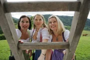 Sekretärin Miriam Stockl, Controllerin Patrizia Ortmann und Stadträtin Marie Hofer wollen gerade Fensterln, als sie eine grausame Entdeckung machen (v.li.: Marisa Burger, Diana Staehly, Karin Thaler).