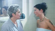 Im Waschraum kommt es zwischen Uschi (Barbara Freier, li.) und Jule (Anke Rähm) zum Streit.
