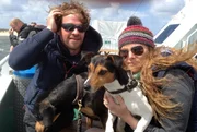 Claudio und Nico mit ihren Hunden "Bailey" und "Filou"