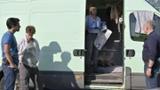 Tamara Meurer (Anja Pahl, 2.v.r.), Samir Amari (Skandar Amini, l.) und Bernhard Henschel (Michael Lott, r.) untersuchen den Transporter von Ibo Barany (Rony Herman, 2.v.l). Die Kommissare werden fündig und Ibo Barany gerät unter Mordverdacht.