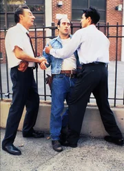 Die Detectives Lennie Briscoe (Jerry Orbach, li.) und Reynaldo Curtis (Benjamin Bratt, re.) nehmen den mehrfach vorbestraften und tatverdächtigen Gangster Nick Capetti (John Ventimiglia) fest.