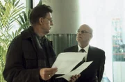 Zur Beunruhigung des Bankdirektors Dr. Hans Stine (Peer Jäger, r.) nimmt Kommissar Hoffer (Jörg Gudzuhn, l.) den Erpresserbrief sehr ernst.
