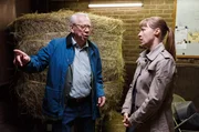 Günter Hoffmann (Peter Lerchbäumer, l.) und Vicky Adam (Katja Danowski, r.) werden zu einem Mordfall auf einen Reiterhof gerufen.