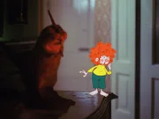 Eine Kobold-Story für die Zeitung? Eders Stammtischfreunde ziehen allzu gern über ihn und seinen Kobold her. Der einzige, der sich da raushält, ist Herr Schenk. Er möchte Pumuckl sogar kennenlernen. Das Interesse an seiner "Person" ehrt Pumuckl, er besucht Herrn Schenk und sorgt für Chaos in dessen Wohnung. Herr Schenk meldet den Vorfall bei einer Zeitung.