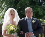 Cully Barnaby (Laura Howard) und DCI Tom Barnaby (John Nettles).