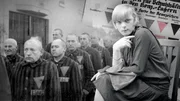 Queere Menschen werden vom NS-Staat brutal verfolgt. Viele werden in Konzentrationslagern inhaftiert. Auf ihrer H&auml;ftlingskleidung m&uuml;ssen sie teilweise den sogenannten Rosa Winkel als besonderes Kennzeichen tragen.