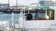 Timmermann (Mathias Junge, l.) befragt die Fischer, ob jemand in der Tatnacht etwas mitbekommen hat. Jens Schilling (Oliver Neitzel, r.) hat tatsächlich etwas zu berichten: Johann Niedecken hat ihm in der Nacht die Nase ramponiert. So ist bewiesen: Johann war in der Nähe des Tatorts, statt wie angegeben Zuhause…