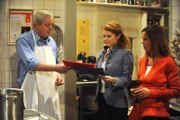 Joseph gibt Uschi und Trixi die Liste der Senioren, die von "Essen Dahoam" beliefert werden. Von links: Joseph Brunner (Wilhelm Manske), Uschi Guggenmoser (Silke Popp) und Trixi Preissinger (Doreen Dietel).