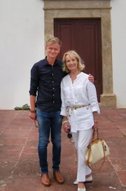 Dagmar Koller und Pierre M. Krause vor der Kirche Sant’Ana in Albufeira, Portugal.