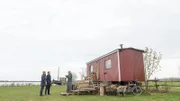 Anneke (Isabel Berghout, l.) und Timmermann (Mathias Junge, M.) statten Ingo Käfer (Marc Bischoff, r.) erneut einen Besuch ab. Sie haben in den Unterlagen von Dolmar Hinweise auf einen dubiosen Inkassobeauftragten gefunden. Könnte Ingo Käfer für Dolmar Geld eingetrieben haben?