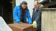 Trödelprofi Sükrü Pehlivan und Herbert mit den alten Möbeln.