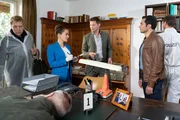 Am Tatort informiert Pathologin Atay (Sevda Polat, 2.v.l.) die Kommissare Kaya (Baran Hêvî, 2.v.r.) und Hansen (Igor Jeftic, M.) sowie Polizeihauptmeister Mohr (Max Müller, l.) über die ersten Untersuchungsergebnisse. Am Tatort informiert Pathologin Atay (Sevda Polat, 2.v.l.) die Kommissare Kaya (Baran Hêvî, 2.v.r.) und Hansen (Igor Jeftic, M.) sowie Polizeihauptmeister Mohr (Max Müller, l.) über die ersten Untersuchungsergebnisse.