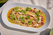 Gegrillte Lauchherzen mit Pinienkernvinaigrette.