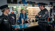 Bei der Befragung von Clara Hahn (Anne Haug, M.) wird Franzi (Rhea Harder-Vennewald, l.) und Mattes (Matthias Schloo, r.) klar, das Clara persönliche Gründe für ihren Zorn auf Sven Lange hat.