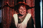 Pippi (Inger Nilsson) traut ihren Augen nicht: Tommy und Annika haben eine ganze Kinderschar zusammengetrommelt, um ihr "Frohe Weihnachten" zu wünschen.