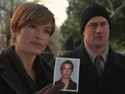 Die Detectives Benson (Mariska Hargitay) und Stabler (Christopher Meloni) haben eine Zeugin gefunden, die ihnen helfen kann.