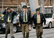 Xaver (Andreas Giebel, l.), Felix (Florian Karlheim, M.) und der Huber Fred (Max Schmidt, r.) eilen in die Galerie. Weiteres Bildmaterial finden Sie unter www.br-foto.de.