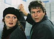 Kriminalkommissar Peter Wolniak (Uwe Fellensiek) überwältigt Nicole Schirmer (Christiane von Poelnitz), die Schwester des toten Bombenbauers.