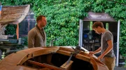 Kriminalhauptkommissar Lars Pöhlmann (Dominic Boeer, l.) spricht mit dem Sohn des Opfers Lukas Becker (Andreas Warmbrunn, r.). Sichtlich betroffen berichtet dieser von den letzten gemeinsamen Stunden mit dem Vater. Doch das Familienidyll bekommt nach und nach erste Risse. Stammt die Tatperson etwa doch aus dem engsten Umfeld?