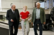 Plocher (Michael Prelle, l.) und Günther (Peter Lerchbäumer, r.) erhoffen sich Hinweise von Lara Deppe (Franziska Brandmeier, M.). Plocher (Michael Prelle, l.) und Günther (Peter Lerchbäumer, r.) erhoffen sich Hinweise von Lara Deppe (Franziska Brandmeier, M.).