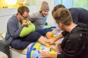 Jede Woche finden die Allestester eine neue, aufregende Lieferung eingepackt vor ihrer Haustüre, um sie auf Herz und Nieren zu testen. Unser Foto zeigt die Kölner Studenten mit dem Testobjekt "Enthaarungs-Zuckerpaste".