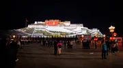 Der Potala-Palast in Lhasa ist die traditionelle Sommerresidenz des rituellen und politischen Führers Tibets im Exil, des Dalai Lama.